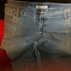 Capri Jeans. NWOT. 26 Waist